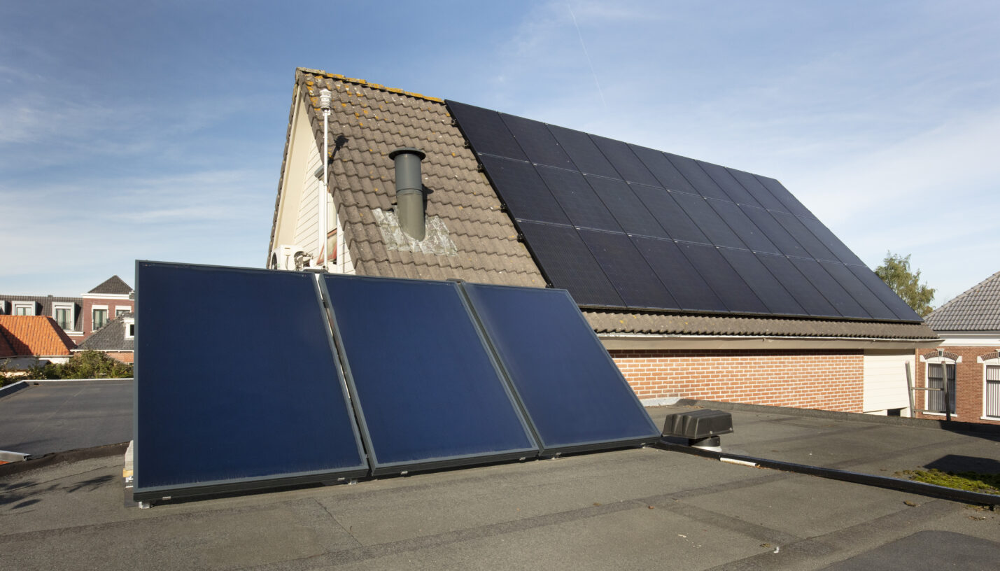 Zonnepanelen op een plat én schuin dak